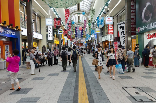Menschen in einer Fußgängerzone in Sapporo — Stockfoto