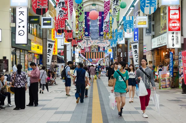 Gente en la calle comercial Sapporo — Foto de Stock