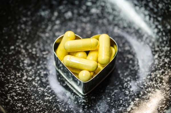 Sarı gıda supplemnet coq10 (co enzim q10) kapsül içinde iki hea