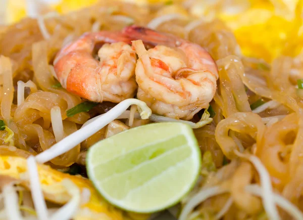 Pad thai with fresh shrimp — Stock Photo, Image