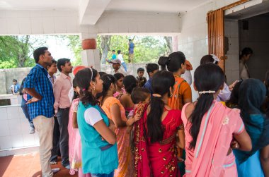 Gaya, Hindistan - 11 Mayıs kalabalık salute Buda insanların bekleyin 