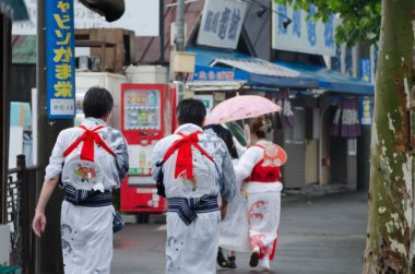 yağmur otaru town, hokaido, Japonya ile şehir etrafında insanlar