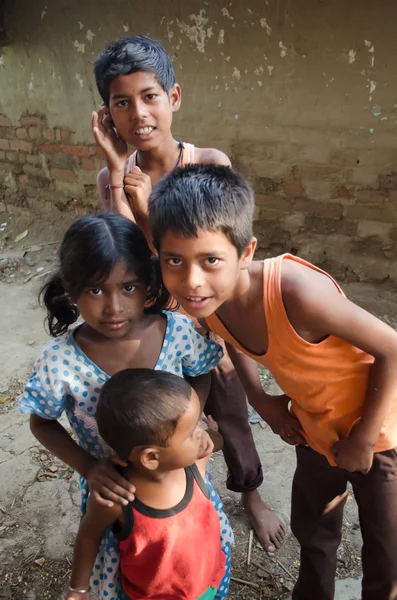 Gaya, india 13 mei 2014 - unknow Indiase kinderen in sloppenwijk van gaya — Stockfoto