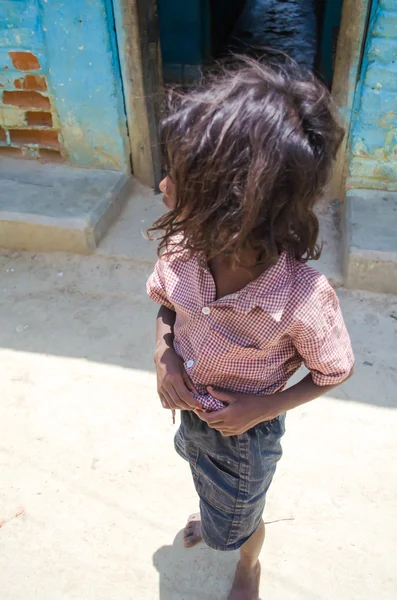 GAYA,INDIA 13 MAY 2014 - Unknow Indian child in slum of Gaya Cit — Stock Photo, Image