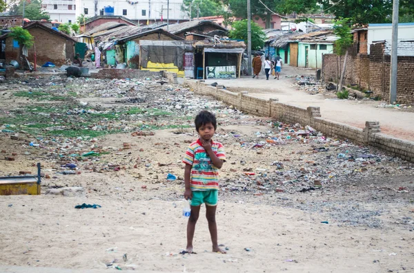 GAYA,INDIA 13 MAY 2014 - Unknow Indian child in slum of Gaya Cit — Stock Photo, Image