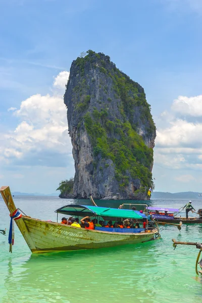 KRABI, THAÏLANDE - 9 AVRIL 2012 : Plage de Krabi avec groupe de touristes — Photo