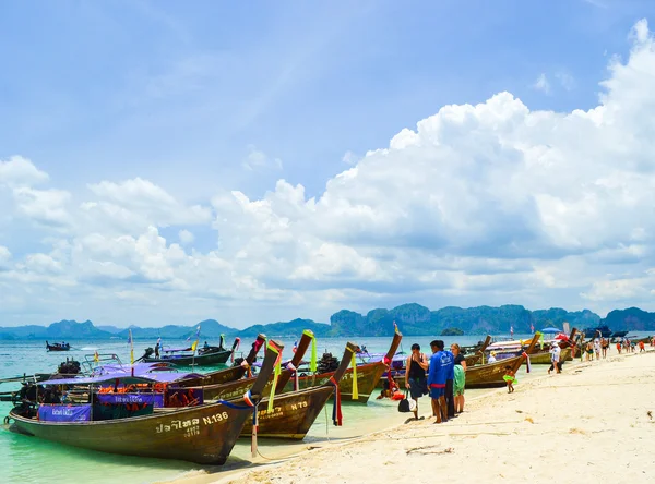 Krabi, Thajsko - 9 duben 2012: beach v provincii krabi se skupinou touris — Stock fotografie