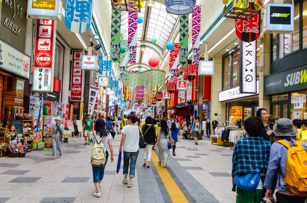 SAPPORO, JAPÃO - 27 DE JULHO Pessoas ao redor da cidade de Polo rua comercial — Fotografia de Stock