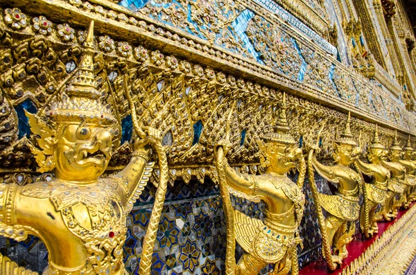 Zlatá staute garuda pravé straně Smaragdový buddha Temple, příbuzní — Stock fotografie