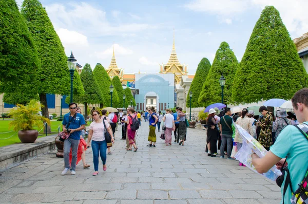 BANGKOK, THAILAND - 5 JULY  : Tourist around Wat Phrakeaw , Roya — Stock Photo, Image