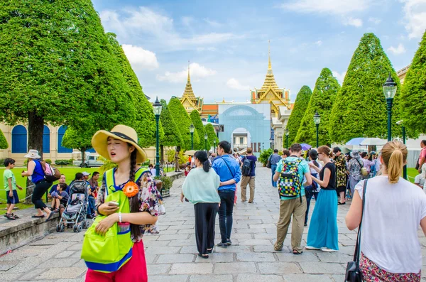 BANGKOK, THAILAND - 5 JULY  : Tourist around Wat Phrakeaw , Roya — Stock Photo, Image