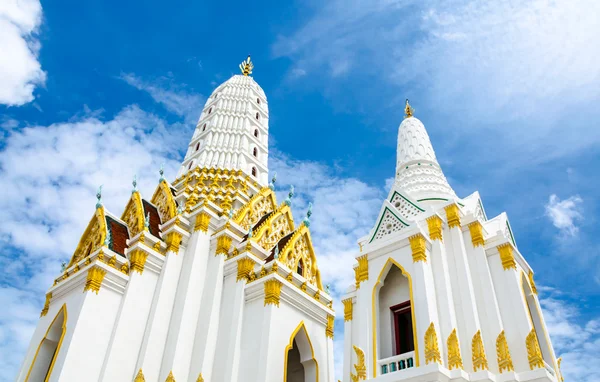 Weißer buddhistischer Kirchentempel mit schönem Himmel in Bangko — Stockfoto