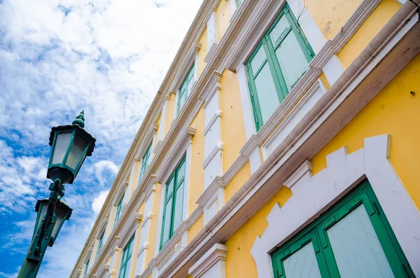 Yellow and green window in old building landmark near Phra Nakoh — Stock Photo, Image