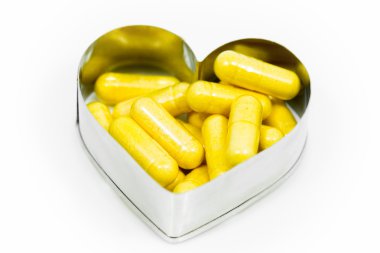 kalp içinde sarı kapsül