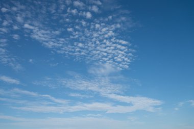 Mavi gökyüzünde cirrocumulus bulut