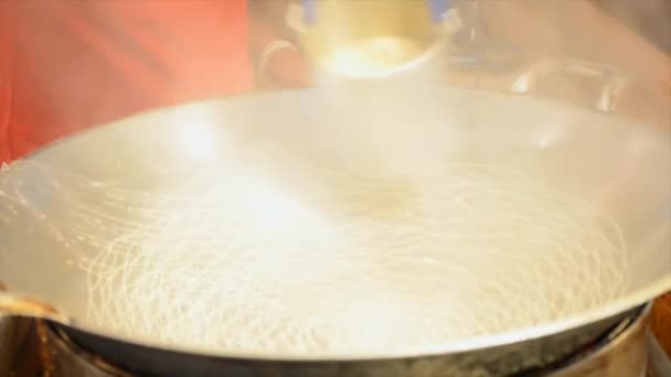 Изготовление Khanom La, тайский десерт — стоковое видео