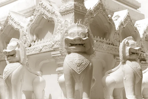 Leeuw hoedster standbeelden in Boeddhisme tempel — Stockfoto