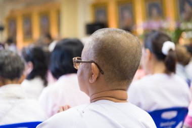 Rahibe oturmuş ve dua