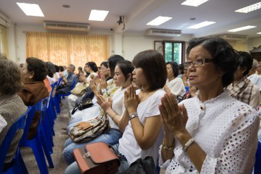 Budist insanlar Buddha için dua