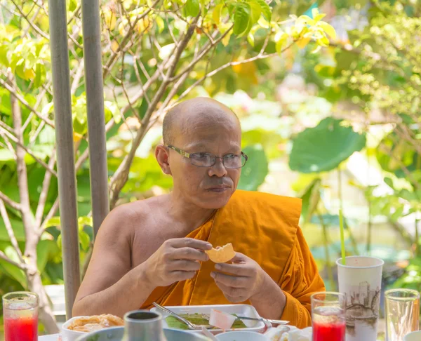 Een monnik heeft een lunch — Stockfoto