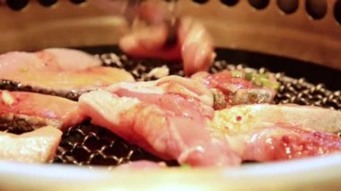 Korece tarzı et ızgara ile sıcak soba üzerinde video yanan alev ile ızgara.