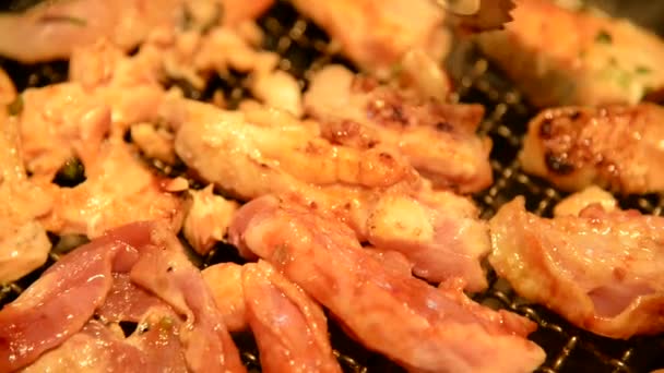 Carne grelhada estilo coreano em vídeo fogão quente — Vídeo de Stock