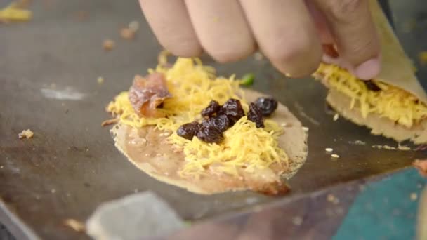 Fazendo de panqueca crocante tailandesa — Vídeo de Stock