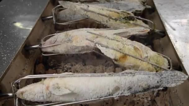 Pesce grigliato salato che rotola con la stufa a carbone — Video Stock