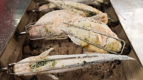 Gesalzene gegrillte Fischbrötchen auf Holzkohleherd — Stockfoto