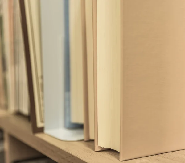 Fila de libros arrang en el estante —  Fotos de Stock