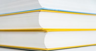 Sert kapak ders kitapları yığını 