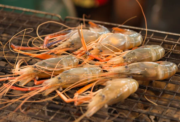 Burning grilled shrimps  on hot stove — Stock Photo, Image