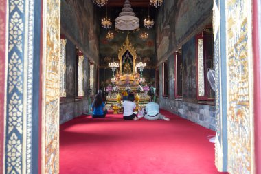 İnsanlar ibadet Buddha heykeli altın için