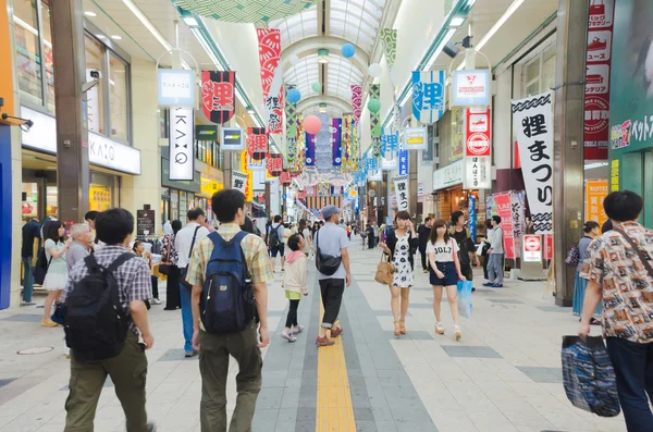 Personas en la calle peatonal de Sapporo, Japón — Foto de Stock
