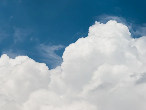 Cumulus bewolkte hemel — Stockfoto