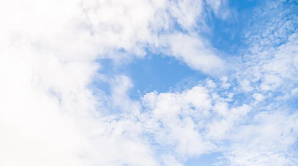 Wolkenlandschaft mit blauem Himmel — Stockfoto