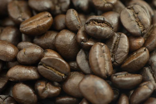 Roasted coffee beans macro closeup background — Stock Photo, Image