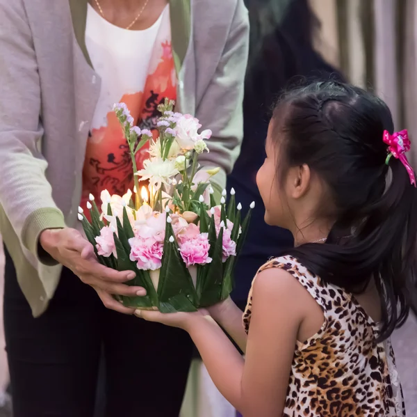 Kinderen houden flora mand (Krathong) — Stockfoto