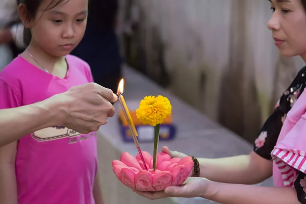 Familie in Loi Krathong Day Festival in Thailand — Stockfoto