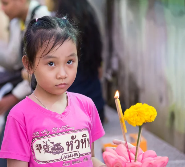 Meisje in Loi Krathong festival van Thailand — Stockfoto
