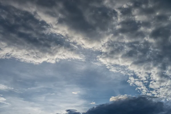 Abendhimmel mit Altocumulus-Wolke — Stockfoto