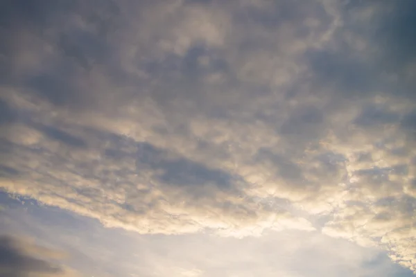 Bewölkter Abendhimmel — Stockfoto