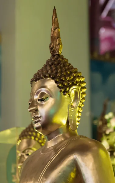 Estatua de Buda de bronce dorado — Foto de Stock