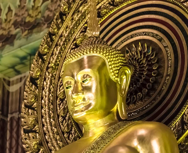 Grande statua di Buddha dorato a Wat Chanasongkram — Foto Stock