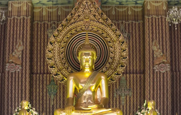 Statue de Bouddha d'or à 'Wat Chanasongkram Temple' en Thaïlande — Photo