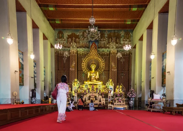 Wat Chanasongkram interior di Bangkok, Thailand — Stok Foto