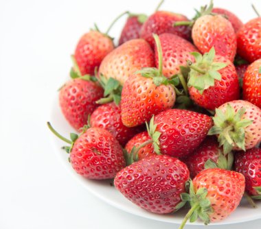 İzole plaka üzerinde çilek makro 