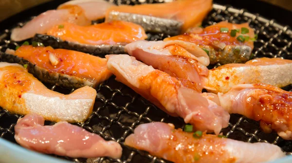 Mix van vlees en vis Koreaanse stijl gegrilde closeup — Stockfoto