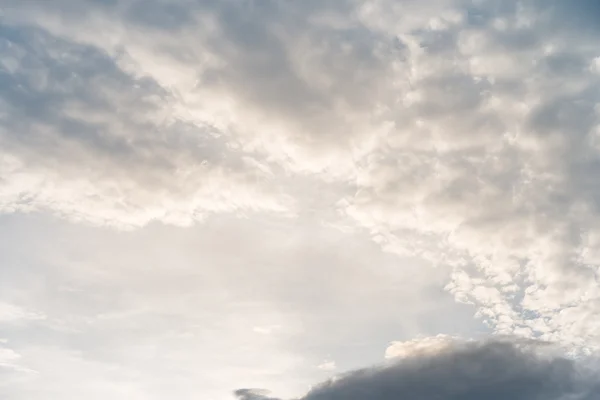 Sonne bei bewölktem Himmel — Stockfoto