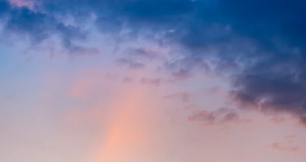 Crepúsculo cielo con rayo de sol rosa —  Fotos de Stock